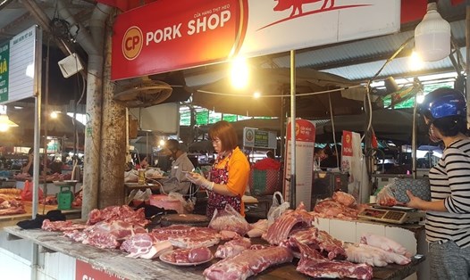 Giá thịt lợn tại chợ giảm 10.000 đồng/kg, nhưng sức mua vẫn chậm. Ảnh: Kh.V