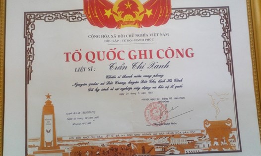 Thủ tướng Chính phủ truy tặng Bằng Tổ quốc ghi công cho liệt sĩ Trần Thị Xanh. Ảnh: PV