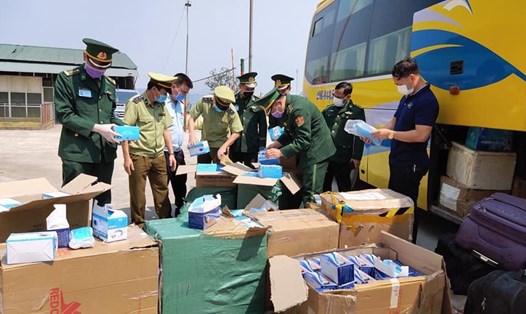 Lực lượng chức năng Hà Tĩnh bắt vụ vận chuyển 30.000 khẩu trang y tế và 98 bộ đồ bảo hộ y tế trái phép qua cửa khẩu Quốc tế Cầu Treo.