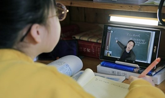 Học sinh Trung Quốc tham gia khóa học trực tuyến. Ảnh: Global Times.