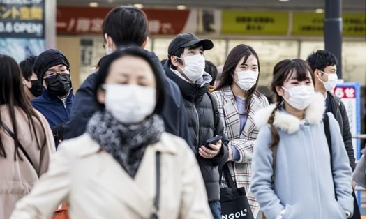 Người dân đeo khẩu trang ở Tokyo, Nhật Bản. Ảnh: Bloomberg.
