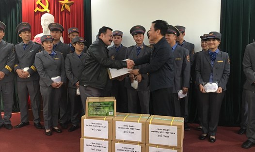 Công đoàn Đường sắt Việt Nam tặng khẩu trang cho người lao động trong đoàn tiếp viên. Ảnh: T.E.A