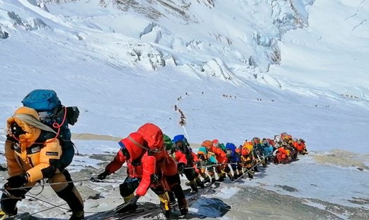 Nepal tạm ngừng cấp phép leo đỉnh Everest do lo ngại virus SARS-CoV-2. Ảnh: AP.
