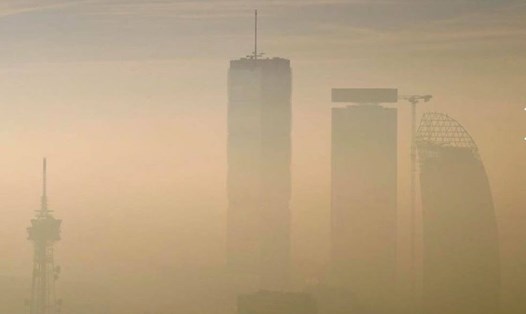 Ba tòa tháp: Allianz, Libeskind và Generali giữa làn khói và sương mù dày đặc ở Milan, Italia ngày 8.1. Ảnh: Reuters