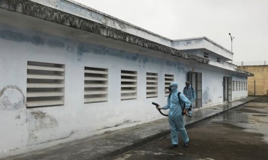 Cán bộ y tế thường xuyên phun thuốc khử khuẩn tại Trại tạm giam Công an tỉnh Thái Bình phòng COVID-19 (Ảnh: Việt Anh)