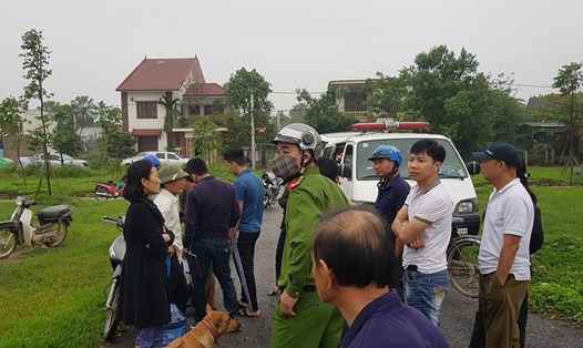 Lực lượng chức năng cùng nhiều người dân có mặt tại nơi phát hiện thi thể nạn nhân ở hồ Bồng Sơn sáng 14.3