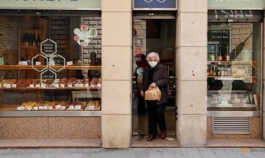 Một phụ nữ cao tuổi ở Barcelona, Tây Ban Nha. Ảnh: Reuters.
