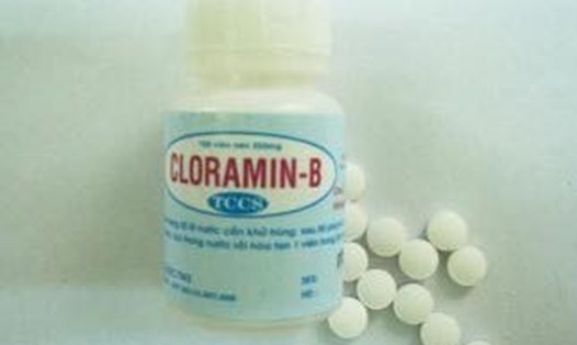 Viên hoá chất Cloramin B trẻ uống nhầm.