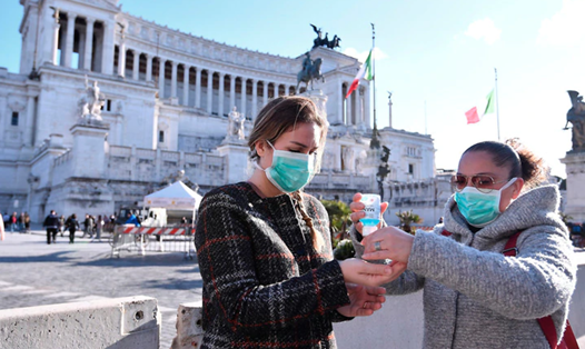 Người dân đeo khẩu trang ở Rome, Italia. Ảnh: AAP