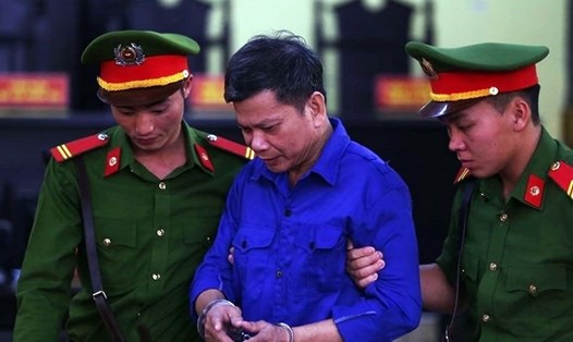 Bị cáo Lò Văn Huynh (giữa) tại phiên tòa sơ thẩm. Ảnh: C.Ngô.