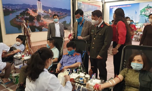 Cán bộ, đoàn viên Công đoàn tỉnh Lạng Sơn tham gia hiến máu tình nguyện. Ảnh: Ngọc Thuý