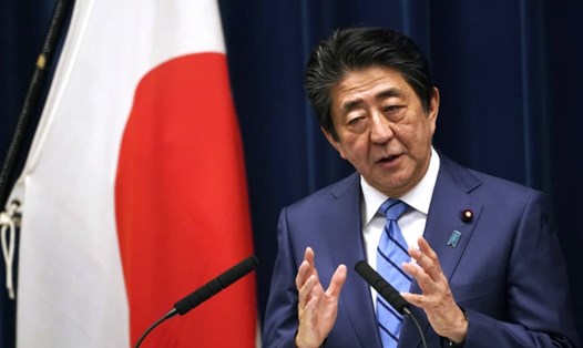 Thủ tướng Abe Shinzo phát biểu trấn an người dân hôm 14.3. Ảnh: AP