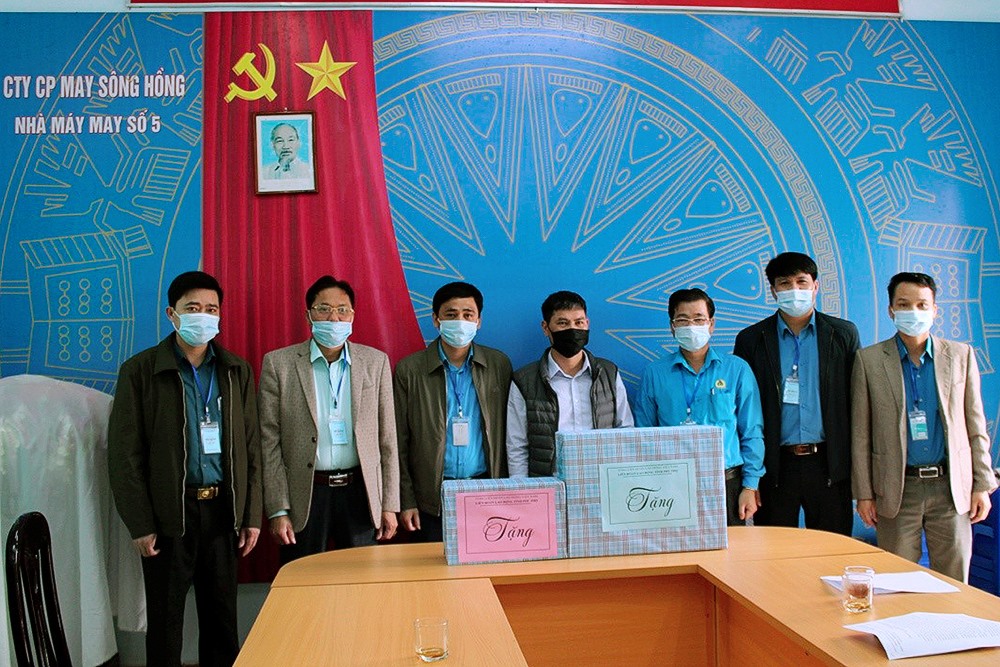 Đoàn kiểm tra thăm và tặng quà tại CĐCS Chi nhánh Công ty CP May Sông Hồng, Nhà máy may số 5.