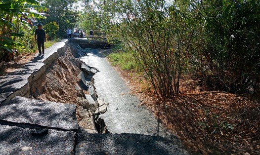 Một đoạn đường Cơi 5 - Đá Bạc bị sụt lún ngày 15.3. Ảnh Nhật Hồ.