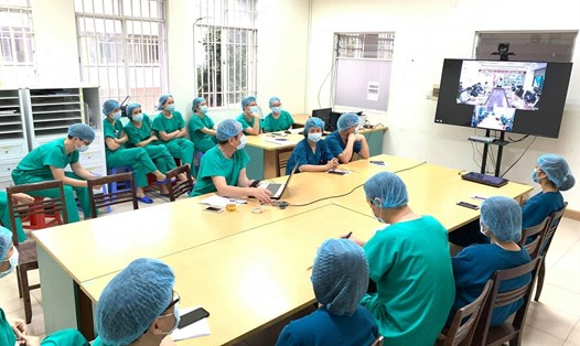 Các y, bác sĩ Bệnh viện dã chiến số 2 tham gia họp trực tuyến về công tác phòng, chống dịch COVID-19. Ảnh: Thế Thiêm