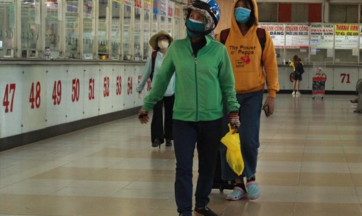 Người dân thực hiện nghiêm việc đeo khẩu trang ở bến xe Miền Đông (quận Bình Thạnh, TPHCM). Ảnh: Chân Phúc