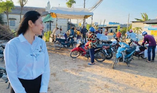 Nữ ca sĩ Thuỷ Tiên đi khảo sát địa điểm lắp máy lọc nước tại Tiền Giang. Ảnh: T.L