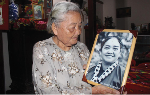 Bà Ánh người giữ gìn ngôi nhà thờ Cô Ba (Nữ tướng Nguyễn Thị Định) và ông bà, cha mẹ. Ảnh: K.Q