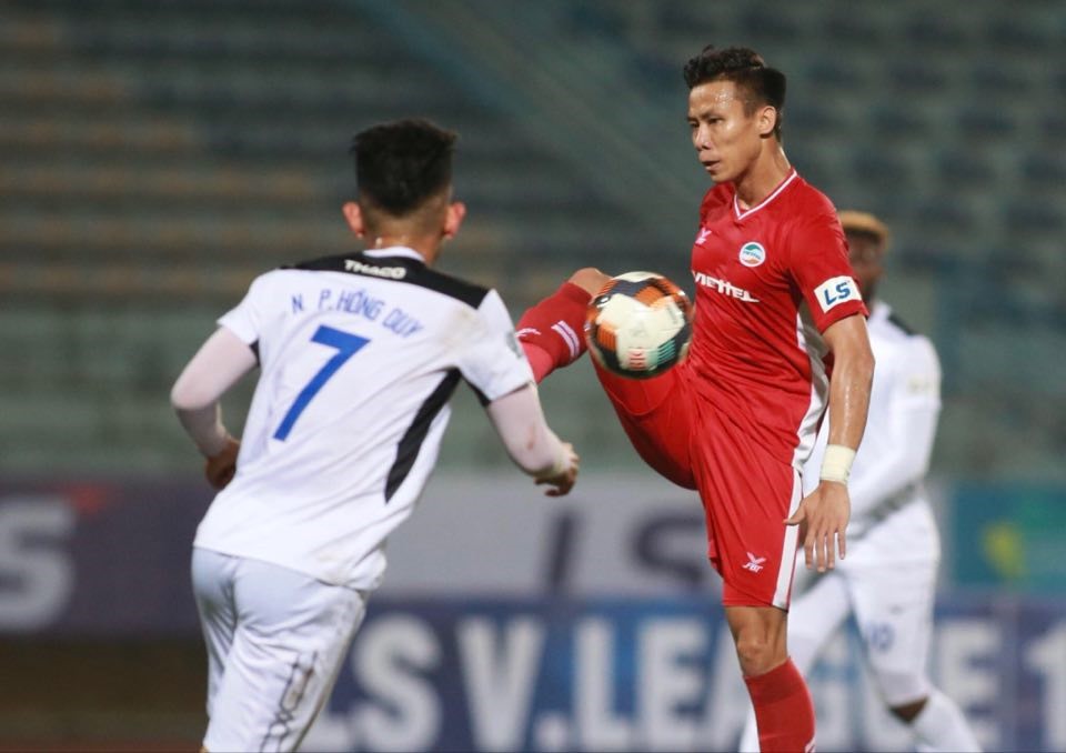 Quế Ngọc Hải có trận đấu đáng quên khi để hàng công Hoàng Anh Gia Lai khai thác quá nhiều. Ảnh: ĐÔNG ĐÔNG
