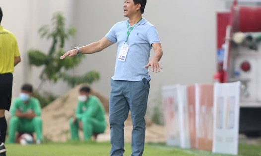 Chủ tịch kiêm huấn luyện viên Vũ Tiến Thành ra sát đường biên chỉ đạo cầu thủ Sài Gòn FC trong chiến thắng 4-1 trước Đà Nẵng. Ảnh: Viết Định