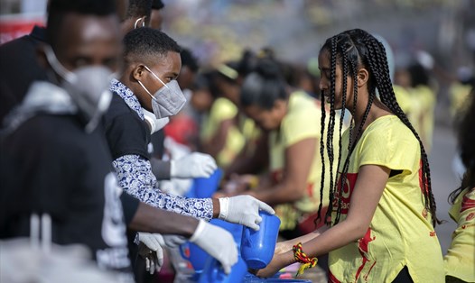 Tình nguyện viên giúp những người tham gia cuộc chạy bộ tại Addis Ababa, Ethiopia rửa tay, ngày 15.3, Ảnh: AP
