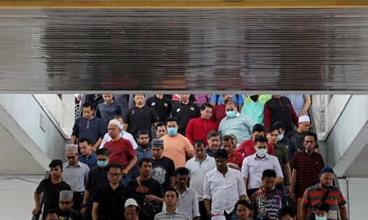 Người dân đi lễ ở nhà thờ Hồi giáo tại Kuala Lumpur ngày 13.3. Ảnh: Reuters