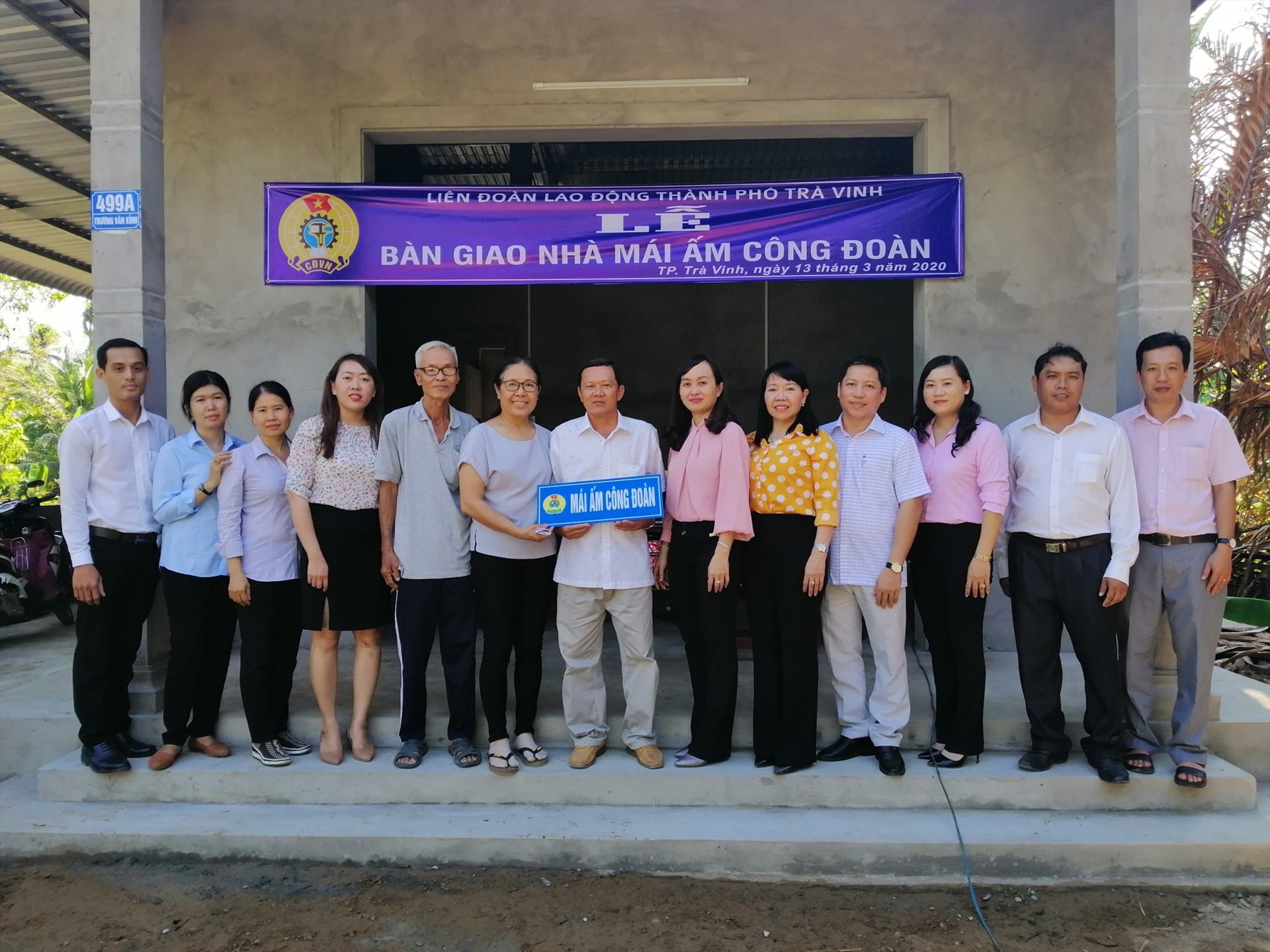 LĐLĐ TP. Trà Vinh bàn giao nhà mái ấm công đoàn cho đoàn viên khó khăn về nhà ở. Ảnh: T.D