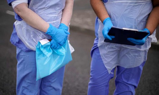 Y tá NHS cầm kit xét nghiệm virus SARS-CoV-2. Ảnh: Getty Images