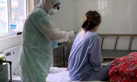 Bệnh nhân số 52 đang được điều trị tại Bệnh viện dã chiến số 2, phường Hà Khánh, TP.Hạ Long. Sức khỏe và tinh thần của bệnh nhân đều tốt. Ảnh: Thế Thiêm