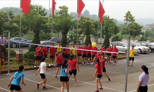 Đoàn viên CĐCS Văn phòng Huyện ủy Văn Bàn tham gia giải bóng chuyền hơi.