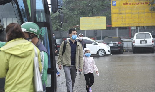 Người dân đeo khẩu trang nơi công cộng từ ngày 16.3. Ảnh Trần Vương