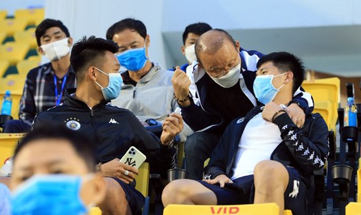 Huấn luyện viên Park Hang-seo dự khán trận Than Quảng Ninh - Hà Nội tại vòng 2 V.League 2020. Ảnh: VPF
