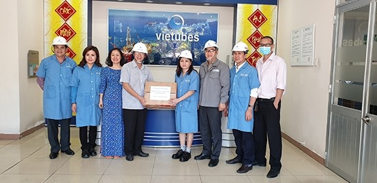 Bà Nghiêm Thùy Lan – Chủ tịch Công đoàn Dầu khí Việt Nam trao khẩu trang cho đơn vị sản xuất Vietubes tại Vũng Tàu