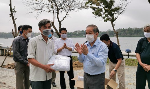 Chủ tịch UBND Phan Ngọc Thọ tặng 1.000 khẩu trang cho công nhân Trung tâm công viên cây xanh.