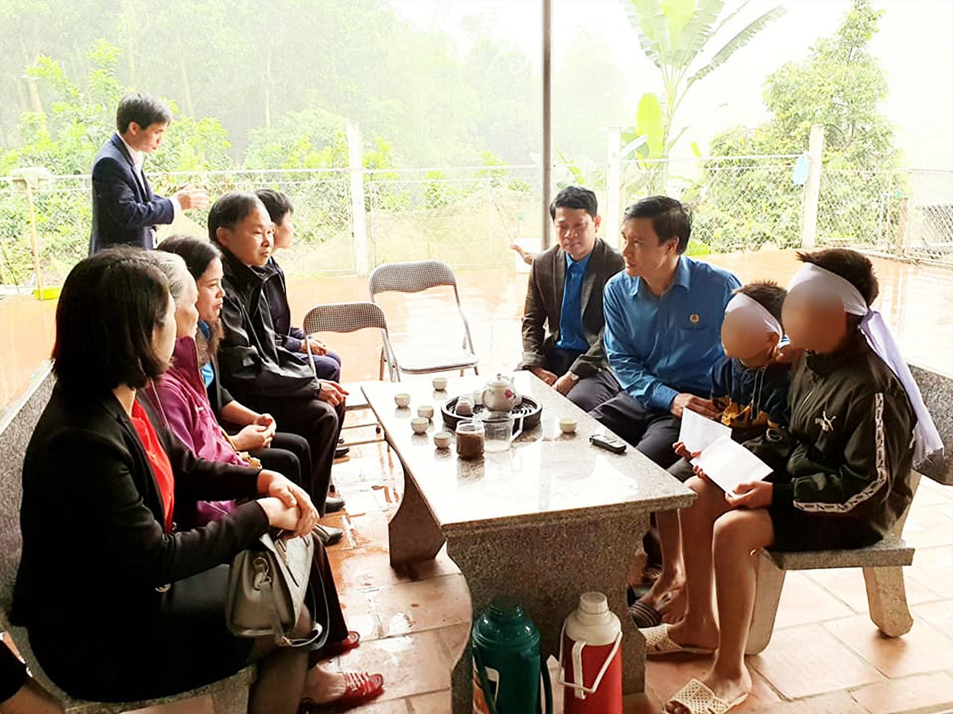 Đoàn cán bộ LĐLĐ tỉnh Thái Nguyên trao hỗ trợ, động viên hai cháu nhỏ mồ côi bố, mẹ. Ảnh: K.N