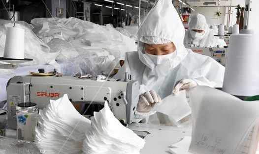 Sản lượng khẩu trang của Trung Quốc đạt tới 116 triệu chiếc trong ngày14.3, gấp 12 lần con số được báo cáo vào ngày 1.2. Ảnh: Tân Hoa Xã