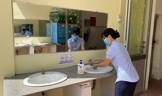 Hướng dẫn rửa tay đúng cách được dán  tại các khu vực vệ sinh của Cty Cổ phần Dệt may Nha Trang. Ảnh: CĐ DM