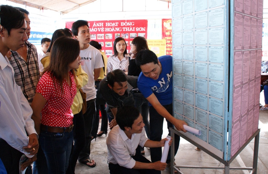 Thanh niên Cà Mau tìm hiểu thị trường lao động tại phiên chợ việc làm tỉnh. 
Ảnh: Nhật Hồ