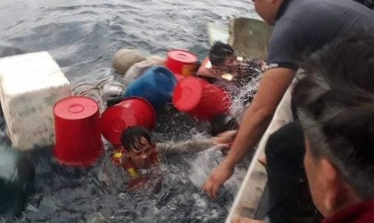 Thuyền viên trên tàu đã phải ôm vào can nhựa lênh đênh trên biển nhiều giờ liền cho đến khi được cứu sống. Ảnh: PV