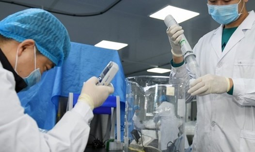 Các nhà khoa học Trung Quốc đang ráo riết phát triển vaccine COVID-19. Ảnh: Getty Images