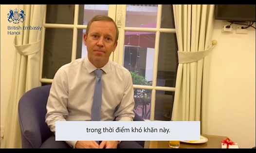 Đại sứ Anh tại Việt Nam Gareth Ward cảm ơn các y bác sĩ và chính phủ Việt Nam hỗ trợ công dân Anh. Ảnh cắt từ video do Đại sứ quán Anh cung cấp.