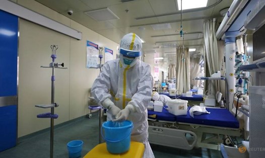 Nhân viên y tế mặc đồ bảo hộ đang làm việc trong khu vực chăm sóc đặc biệt tại bệnh viện Công đoàn Giang Bắc, Vũ Hán. Ảnh: Reuters
