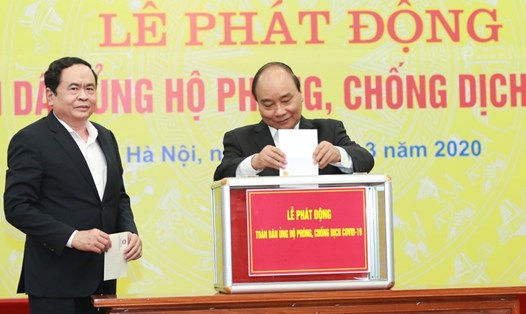 Thủ tướng Chính phủ Nguyễn Xuân Phúc ủng hộ phòng chống dịch COVID-19 tại lễ phát động. Ảnh: Hải Nguyễn.