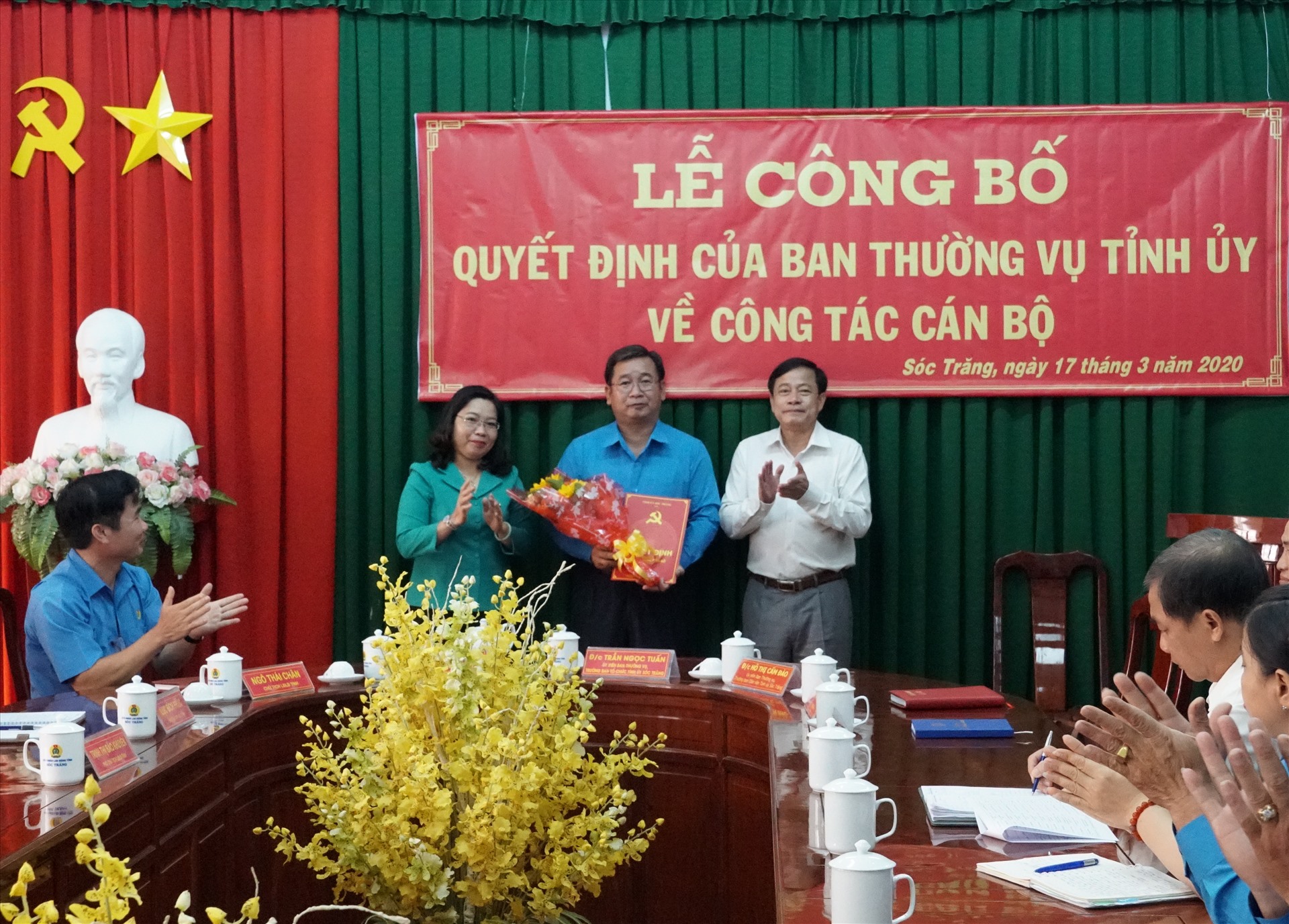 Lãnh đạo Ban Thường vụ Tỉnh ủy trao Quyết định cho đồng chí Ngô Thái Chân. Ảnh: T.K