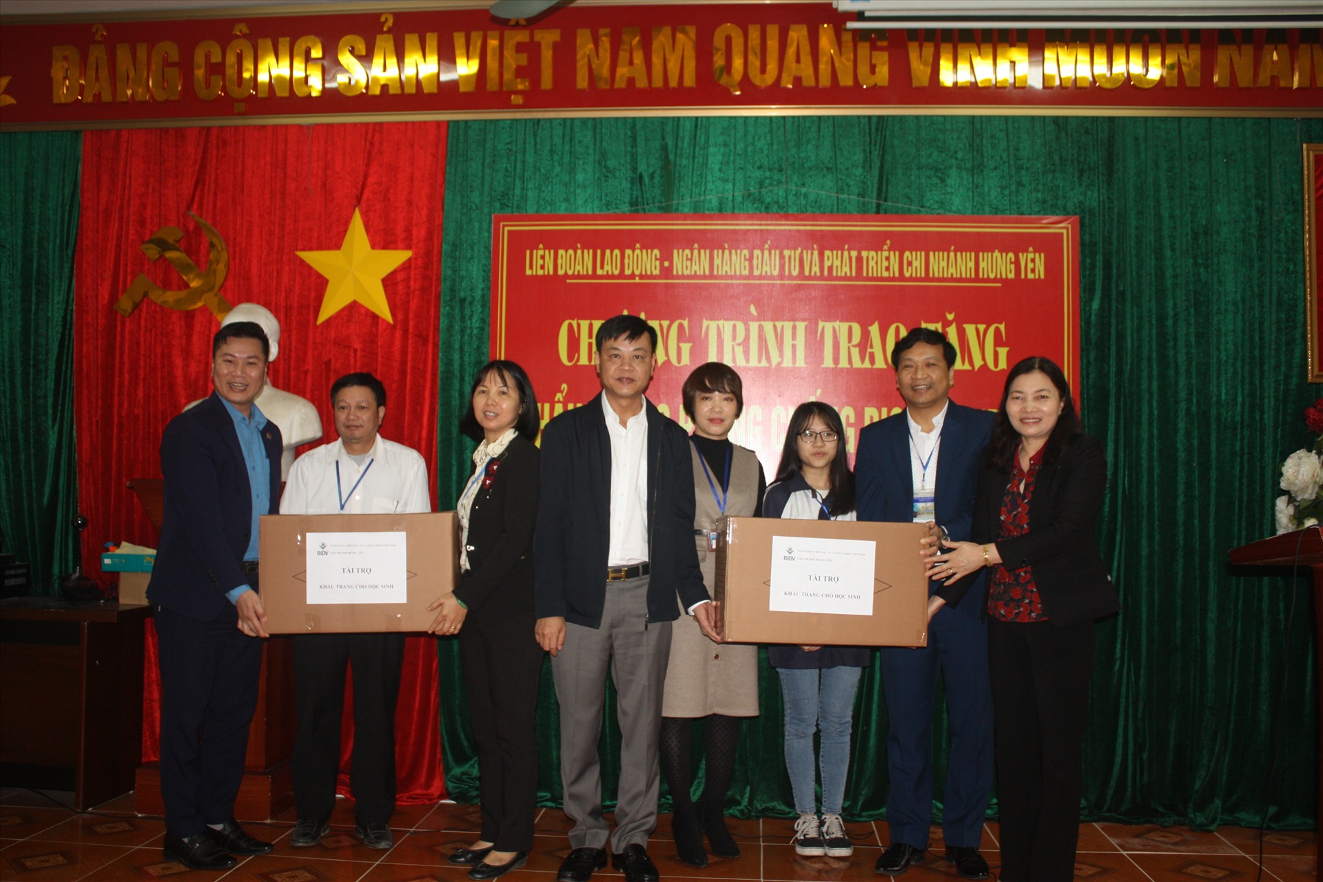 Lãnh đạo Uỷ ban Mặt trận tổ quốc tỉnh Hưng Yên và LĐLĐ tỉnh Hưng Yên tặng khẩu trang cho các đơn vị. Ảnh: H.Y