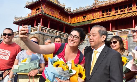 Ông Phan Ngọc Thọ - Chủ tịch UBND tỉnh Thừa Thiên -Huế chụp ảnh với du khách ở Ngọ Môn.