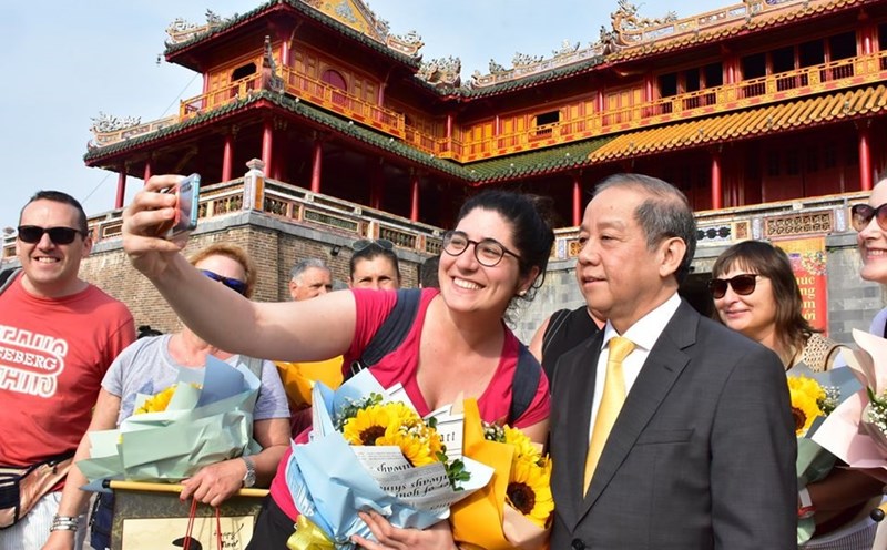 Ông Phan Ngọc Thọ - Chủ tịch UBND tỉnh Thừa Thiên -Huế chụp ảnh với du khách ở Ngọ Môn.