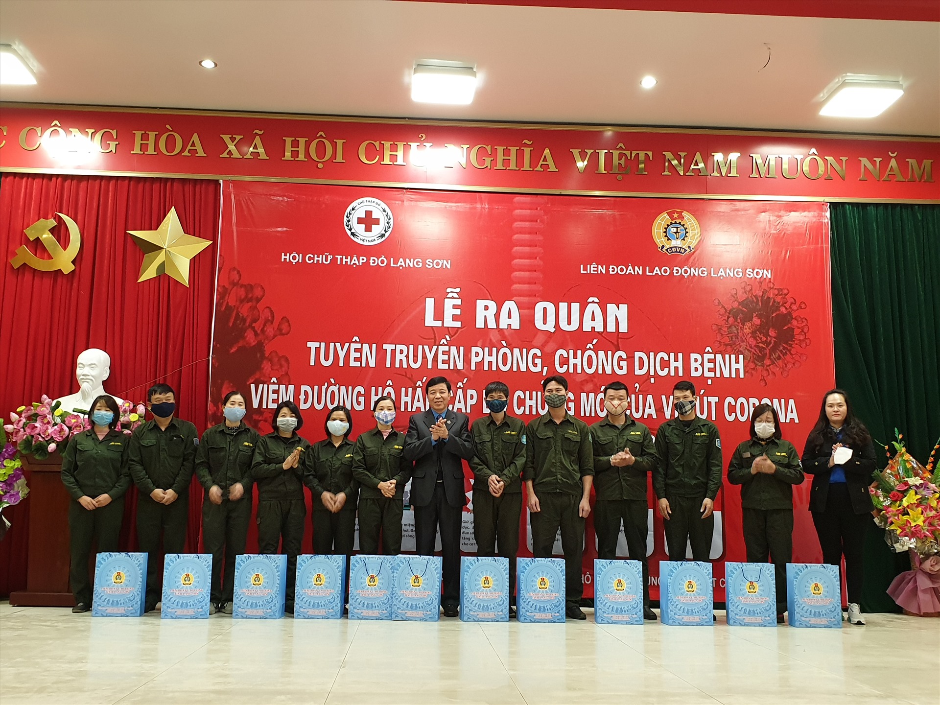 LĐLĐ tỉnh Lạng Sơn trao nước rửa tay khô cho công nhân Công ty TNHH Bảo Long.