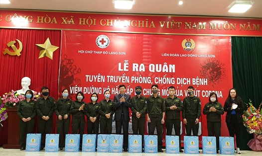 LĐLĐ tỉnh Lạng Sơn trao nước rửa tay khô cho công nhân Công ty TNHH Bảo Long.