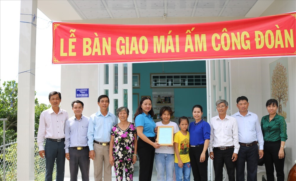 LĐLĐ TP.Cần Thơ trao quyết định bàn giao nhà cho đoàn viên Huỳnh Chị Diễm vào ngày 23.7.2019. Ảnh: Thành Nhân